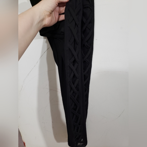Black cut out leggings with mesh. XL - Picture 1 of 3